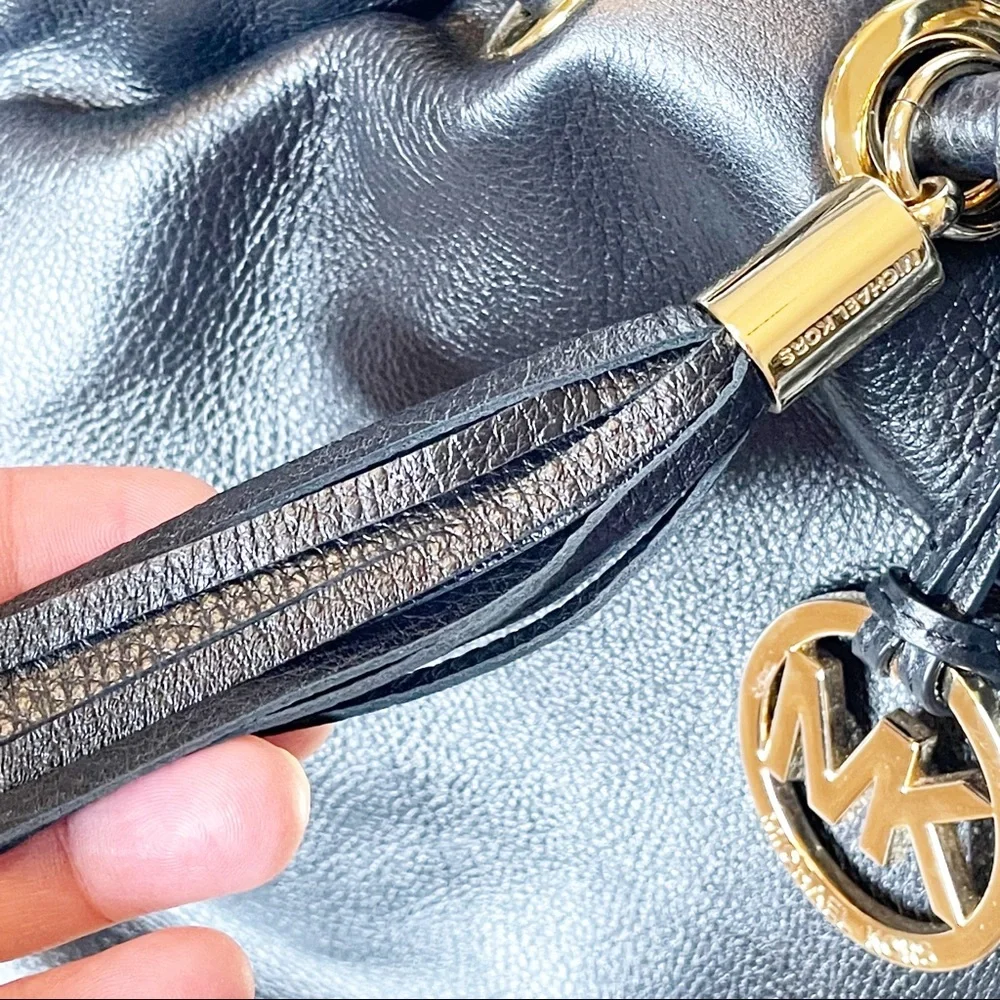 Michael Kors Black Leather Hobo W/tassel & Logo.